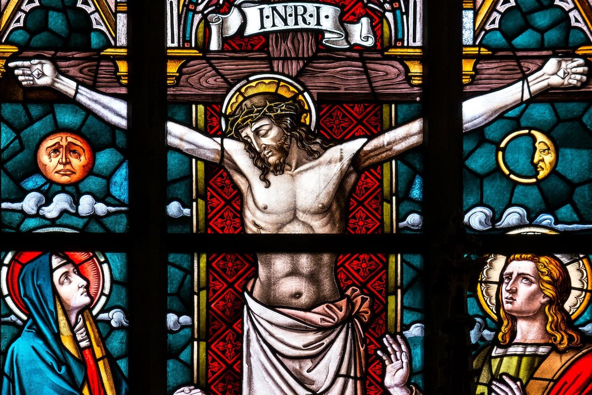 Vitral de Cristo crucificado con el título INRI / Foto: Especial Semana Santa 2023