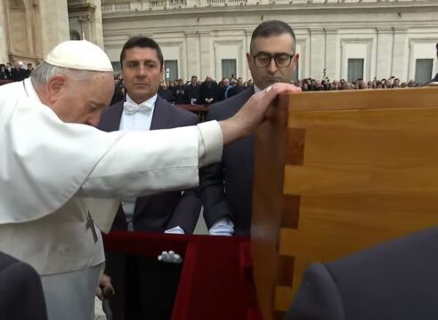 Lágrimas, aplausos y el ¡santo súbito! en la despedida de Benedicto XVI