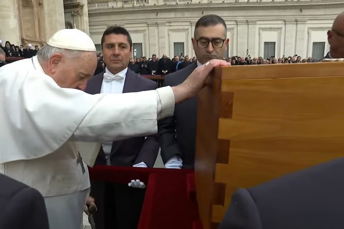 El Papa Francisco toca el ataúd donde descansan los restos de Benedicto XVI / Foto: María Langarica