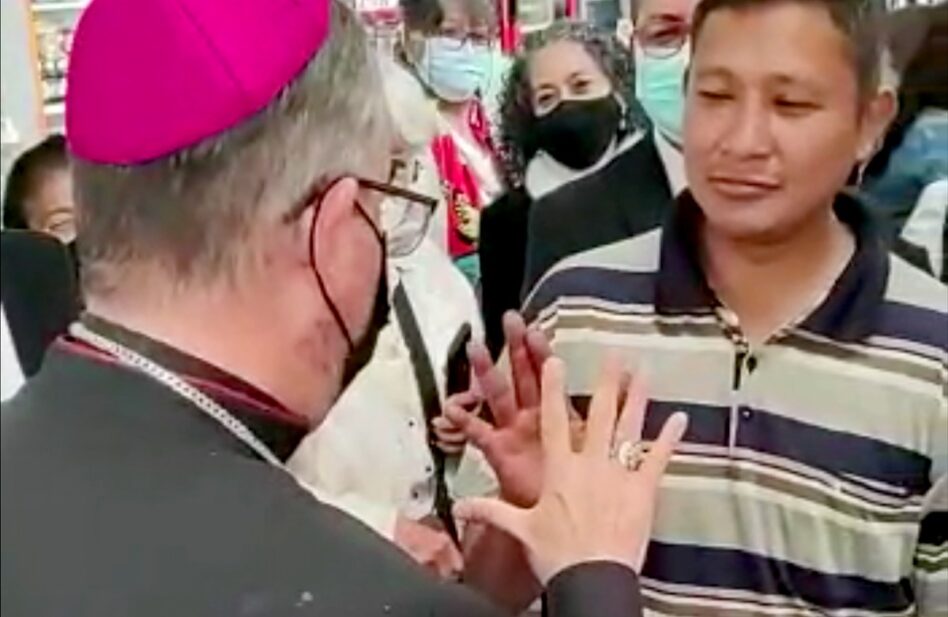 La reacción de un obispo tras ser retado a jugar piedra, papel o tijera