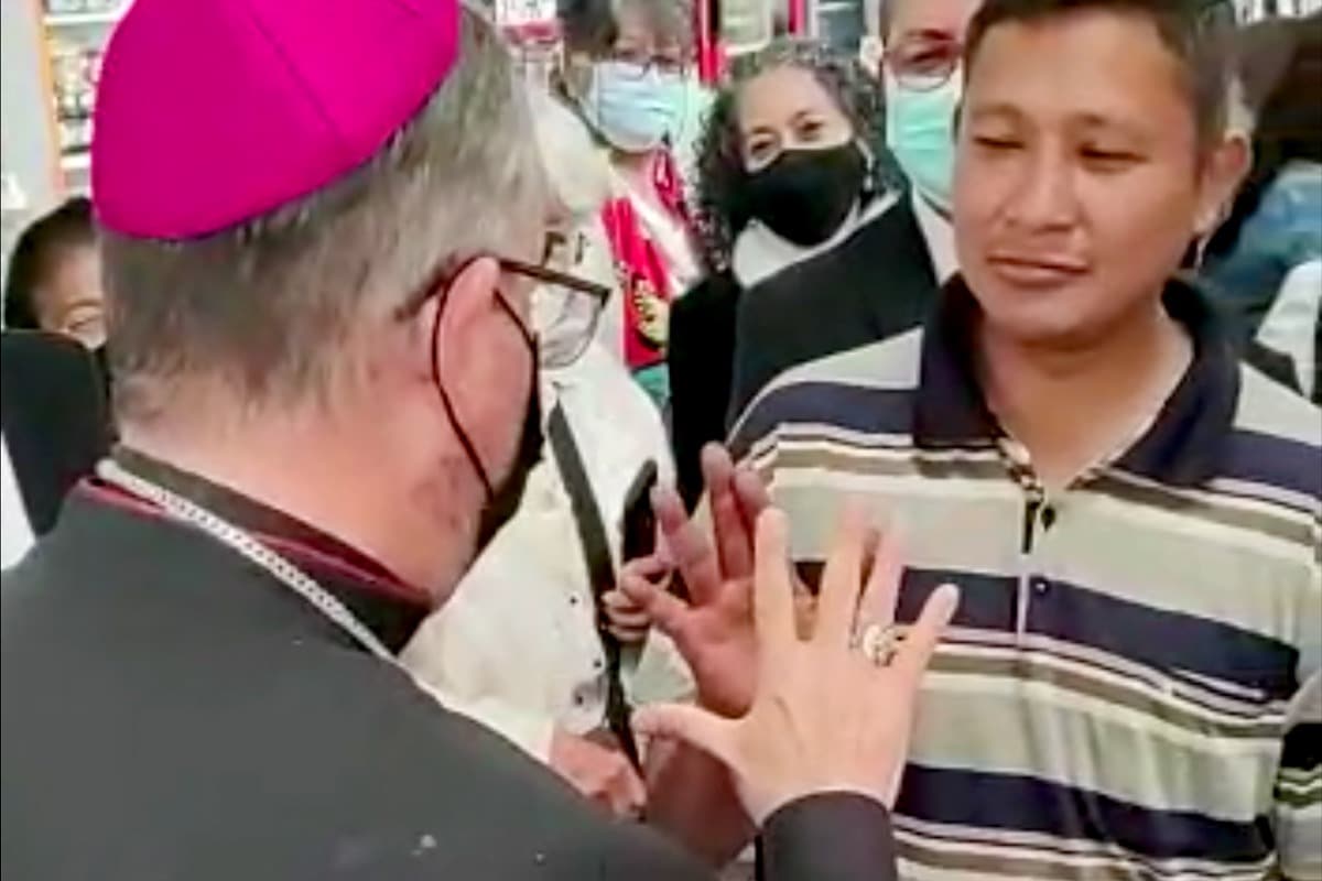 Un hombre reta a un obispo a un duelo de piedra, papel o tijera / Foto: Arquidiócesis de México