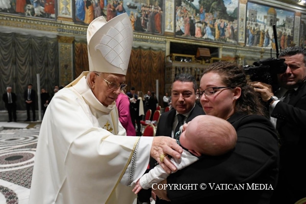 El Papa Francisco bautizando a niños de los empleados del Vaticano en la Capilla Sixtina / Foto: Vatican Media