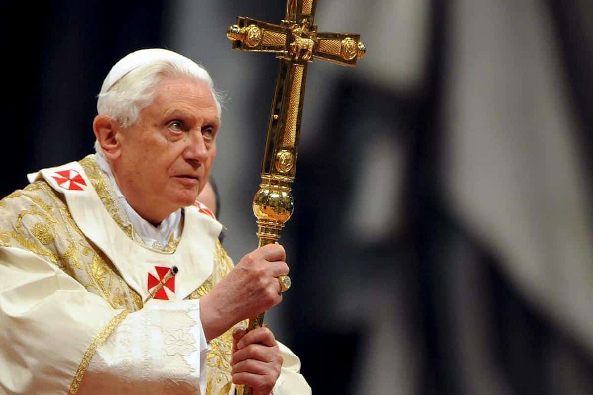 El Papa Benedicto XVI con un crucifijo / Foto: Vatican Media
