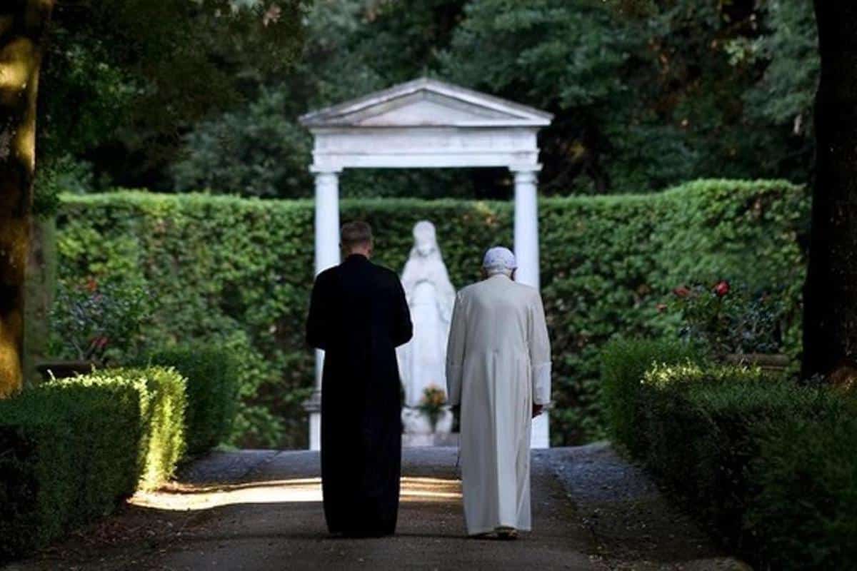 El Papa Benedicto XVI caminando por los jardines vaticanos junto con su secretario particular Georg Gänswein / Foto: Vatican Media