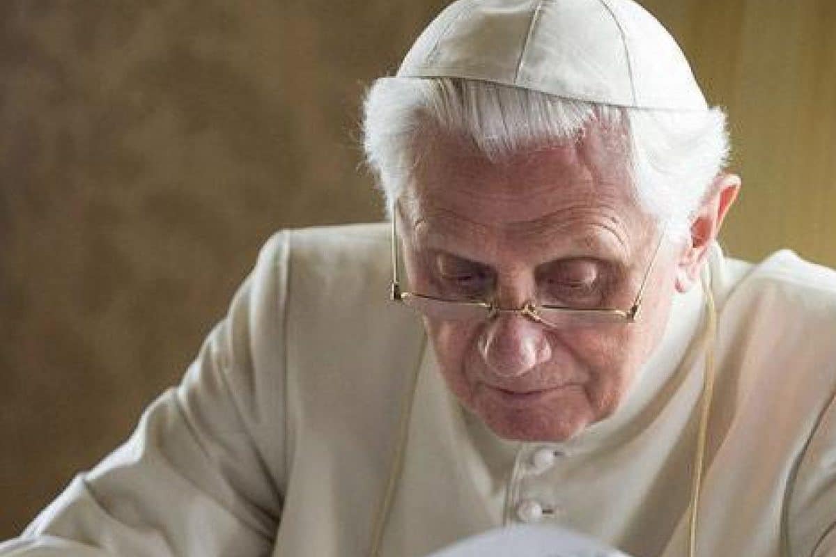El Papa emérito Benedicto XVI leyendo L'Osservatore Romano /Foto: Vatican Media