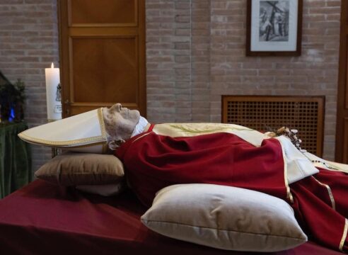 Miles de fieles oran en el Vaticano por el eterno descanso de Benedicto XVI