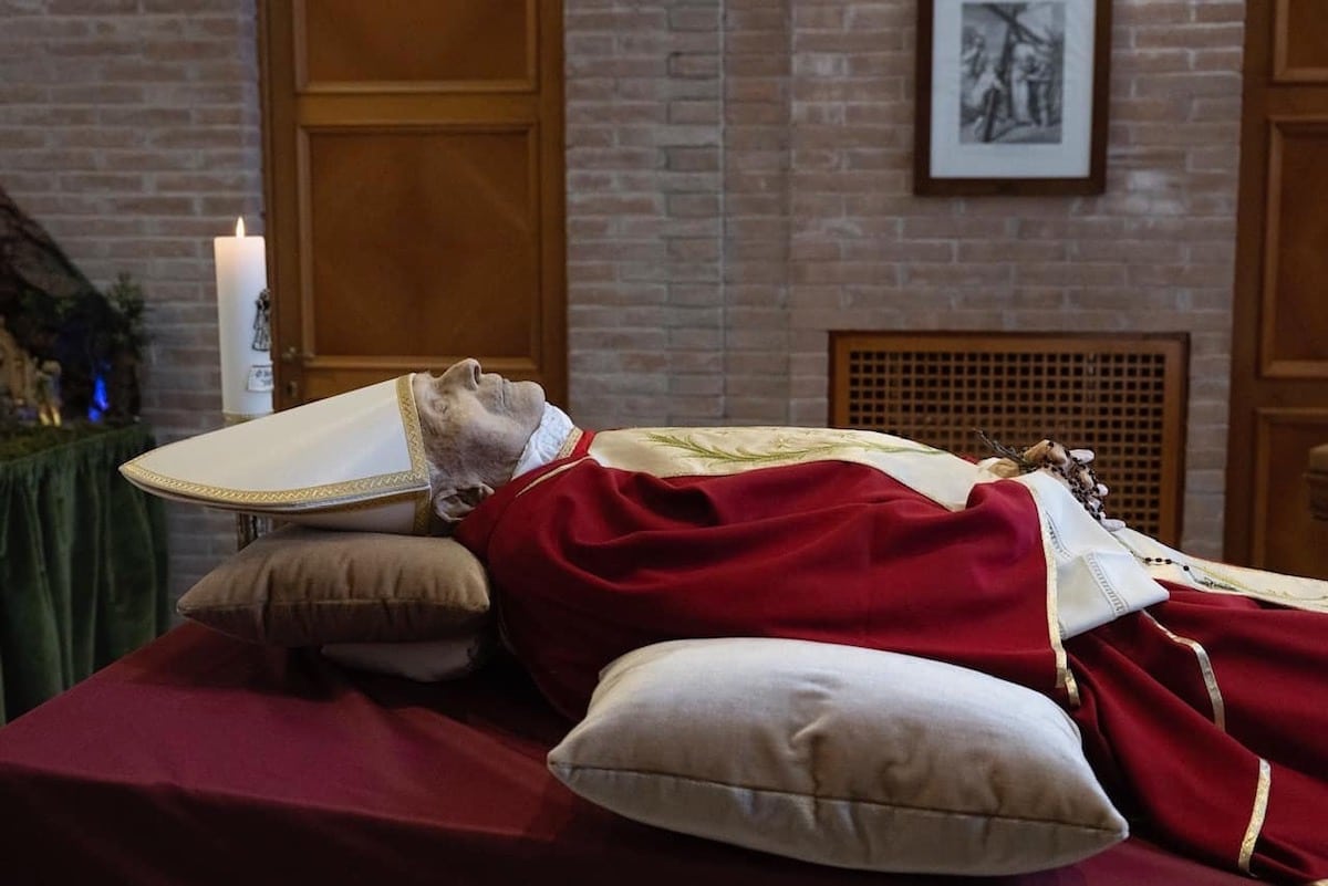 Las primeras imágenes del cuerpo sin vida del Papa emérito Benedicto XVI / Foto: Vatican Media