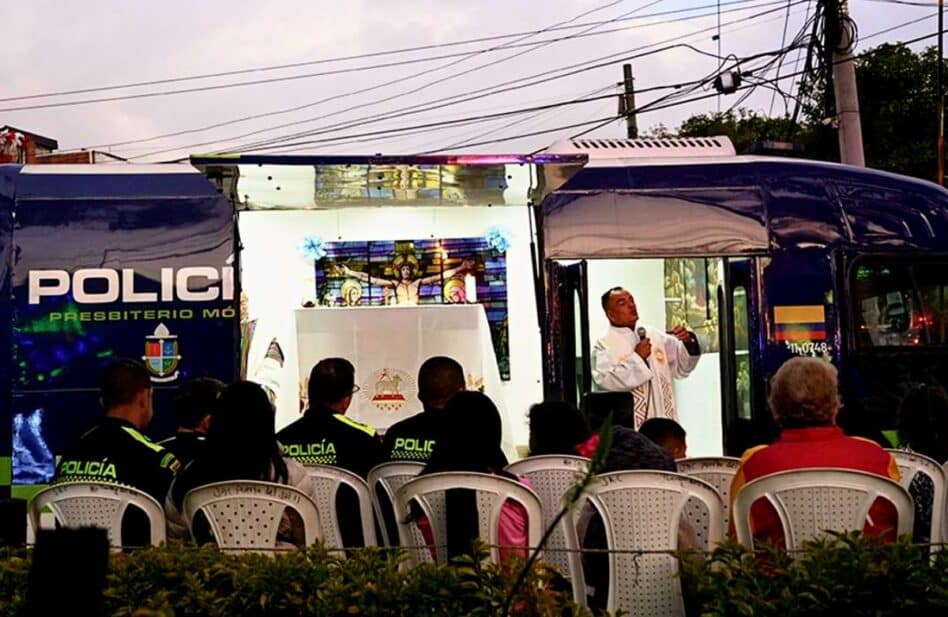 Estos policías tienen su propia capilla rodante para sobrellevar su realidad
