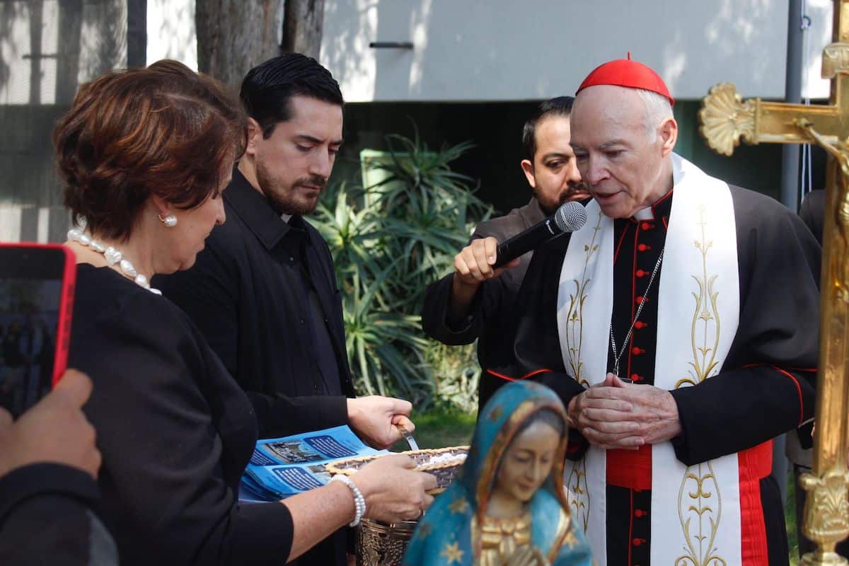 La Sra. María Eugenia de la Fundación IGMa, con el cardenal Carlos Aguiar Retes / Foto: Miguel Ávila