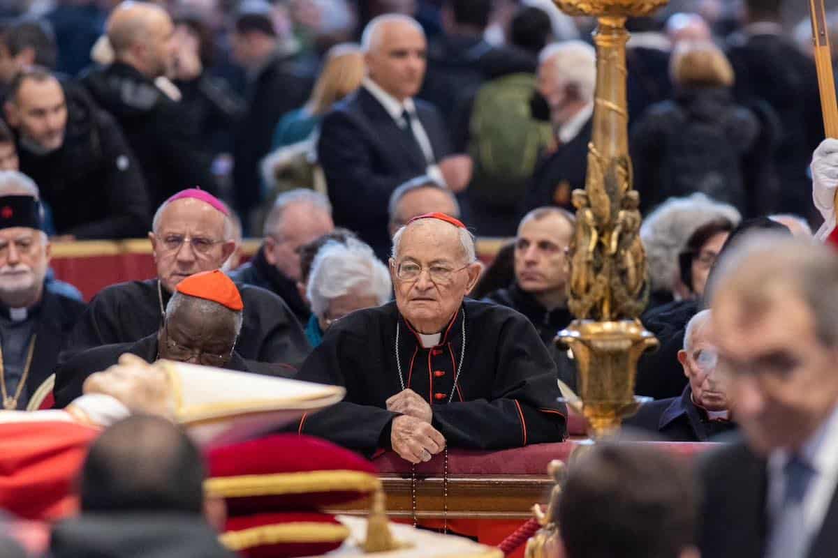 Cardenales y obispos oran ante el cuerpo del Papa emérito Benedicto XVI / Foto: María Langarica