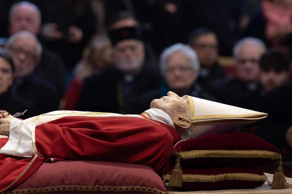 El Papa emérito Benedicto XVI en la capilla ardiente, antes de la misa de exequias y entierro / Foto: María Langarica