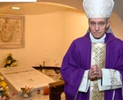 Hoy se cumpliría el plazo para que el secretario de Benedicto XVI abandone el monasterio