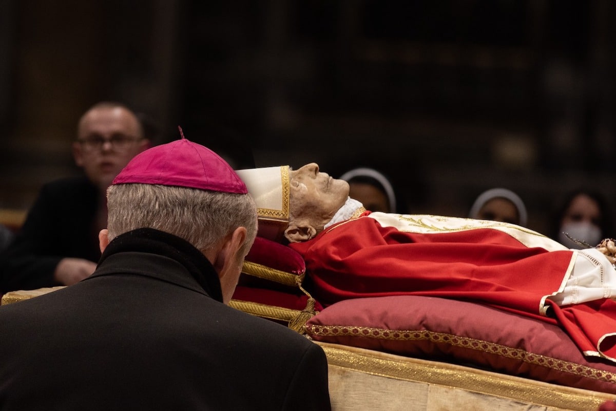 Monseñor Georg Gänswein ora ante el cuerpo del Papa emérito Benedicto XVI / Foto: María Langarica