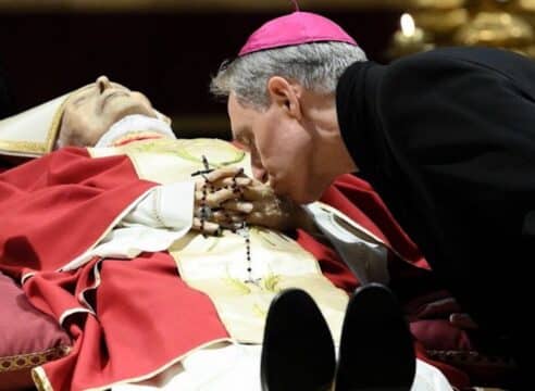 El histórico beso a las manos del cuerpo inerte de Benedicto XVI