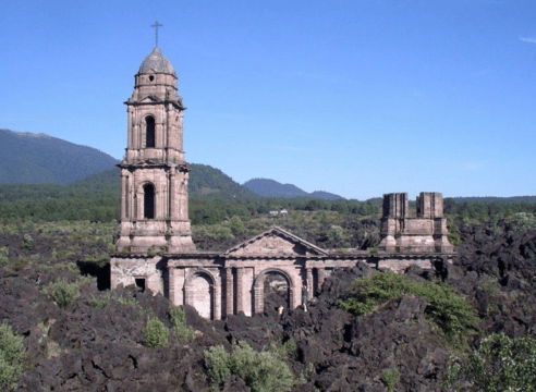 Cuando la lava de un volcán cubrió una iglesia pero se detuvo al llegar al altar