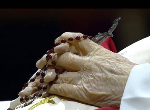 ¿Qué significa el rosario y el crucifijo en las manos de un difunto?