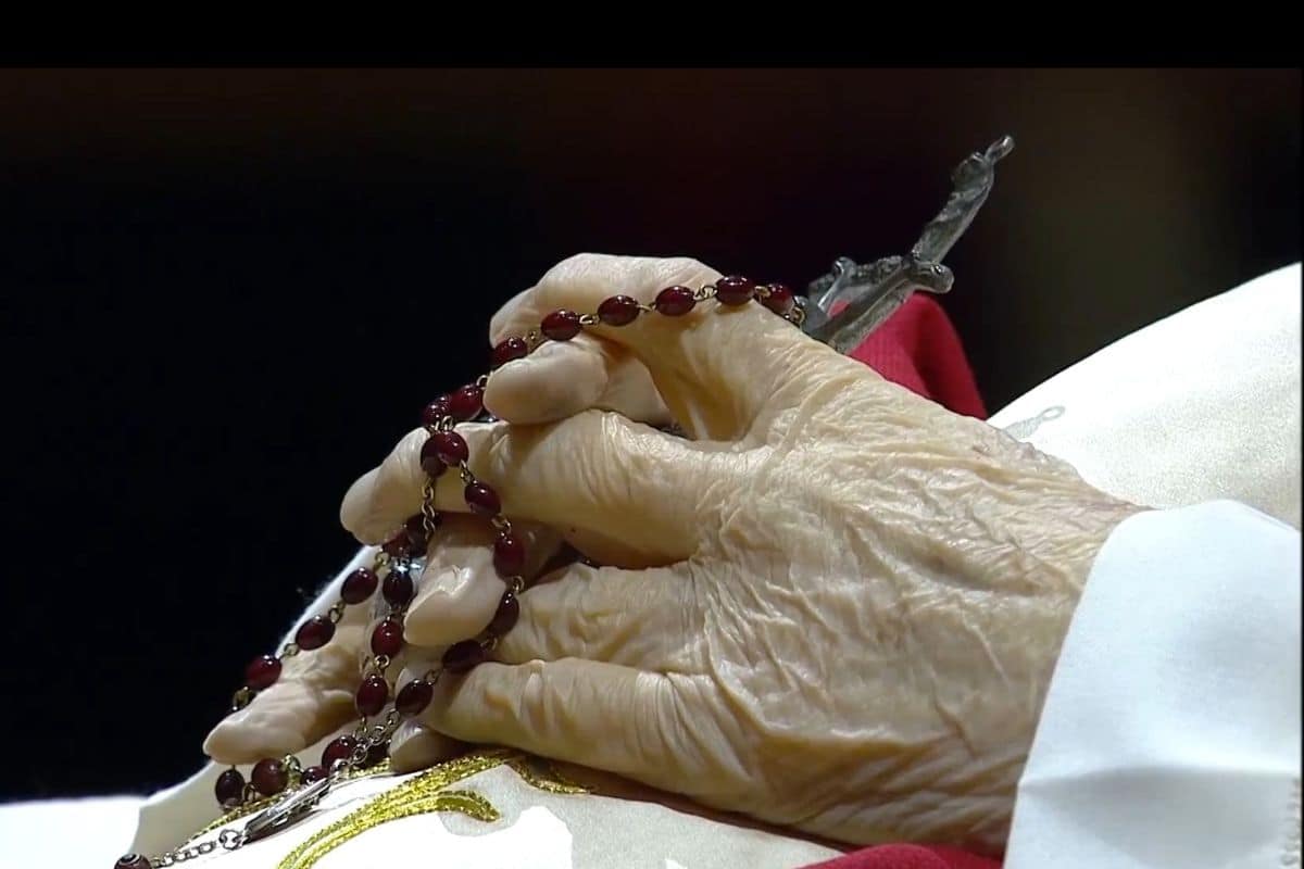 El Rosario y el Crucifijo en las manos del Papa Benedicto XVI. Foto: Vatican News.