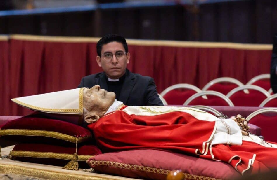 Dos segundos de oración frente a un "próximo santo y Doctor de la Iglesia"