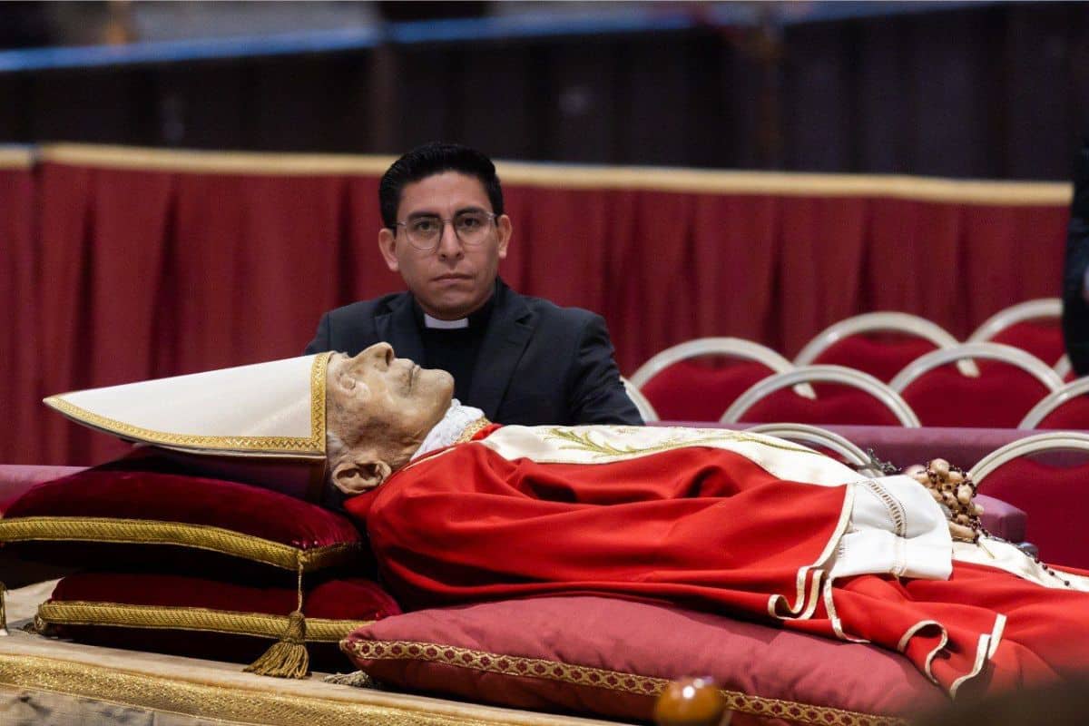 El seminarista mexicano Alberto Estrada, en oración frente a los restos mortales de Benedicto XVI.