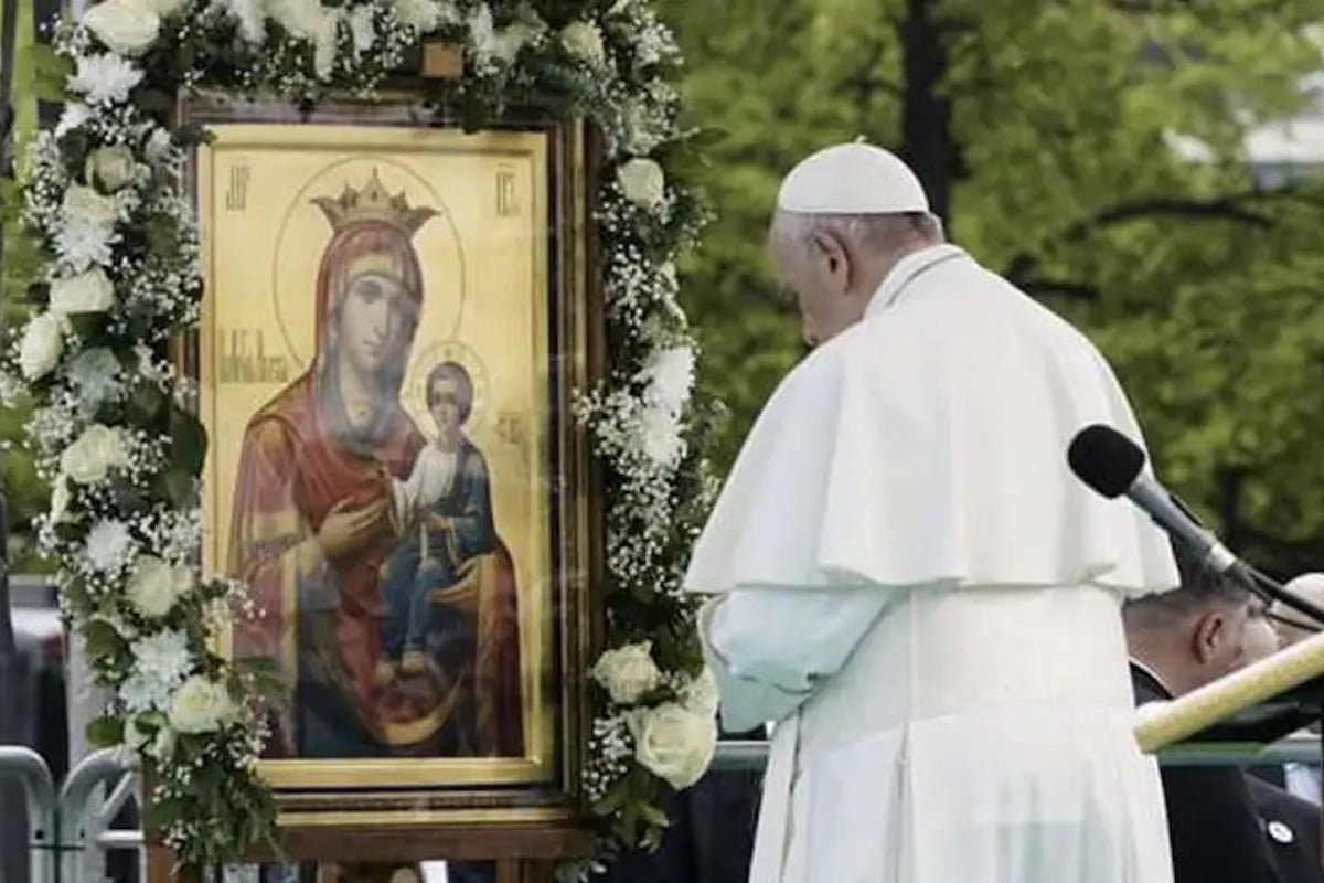 El papa Francisco inclina su cabeza mientras ora ante una imagen de la Virgen María / Foto: Especial