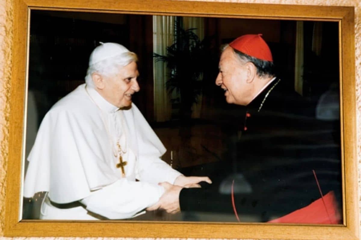 El Papa Benedicto XVI y el Cardenal Juan Sandoval. Foto: Revista Quien.