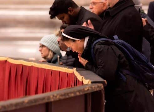 Fieles hacen largas filas para despedirse de Benedicto XVI en la Basílica de San Pedro