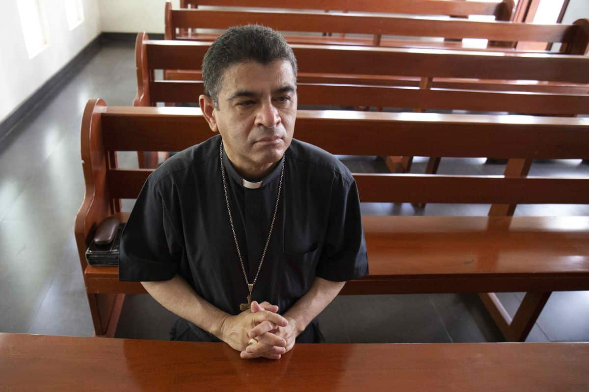 El obispo Rolando Álvarez orando en una iglesia antes de su aprehensión el 19 de agosto de 2022 / Foto: Especial