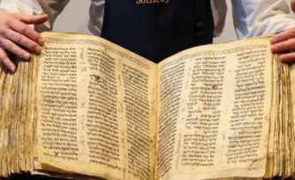 La Biblia hebraica más antigua del mundo será subastada en millones de dólares