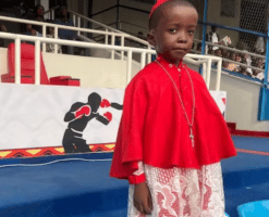 Niño vestido de Cardenal sorprende en la visita del Papa al Congo