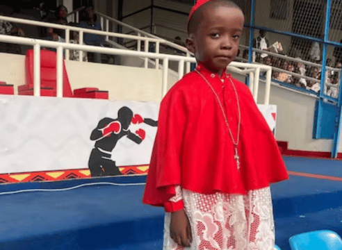 Niño vestido de Cardenal sorprende en la visita del Papa al Congo