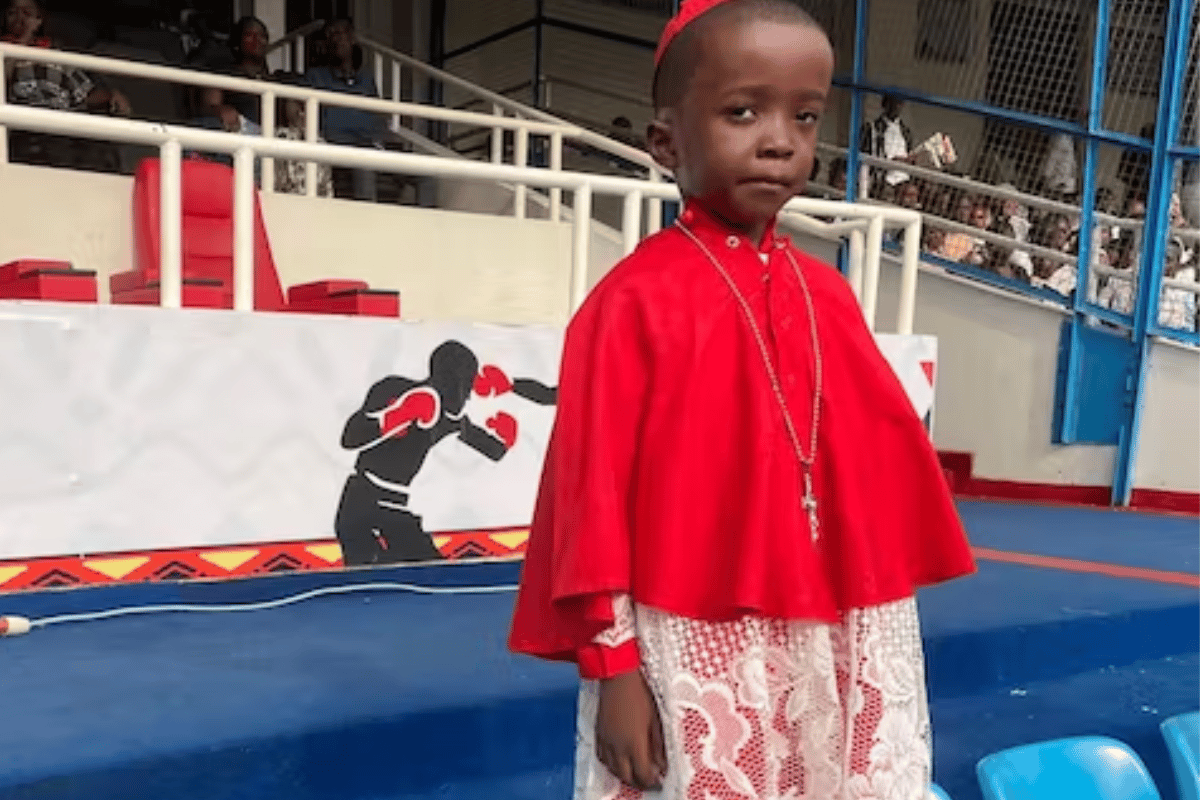 Niño vestido de cardenal sorprende en visita del Papa al Congo.