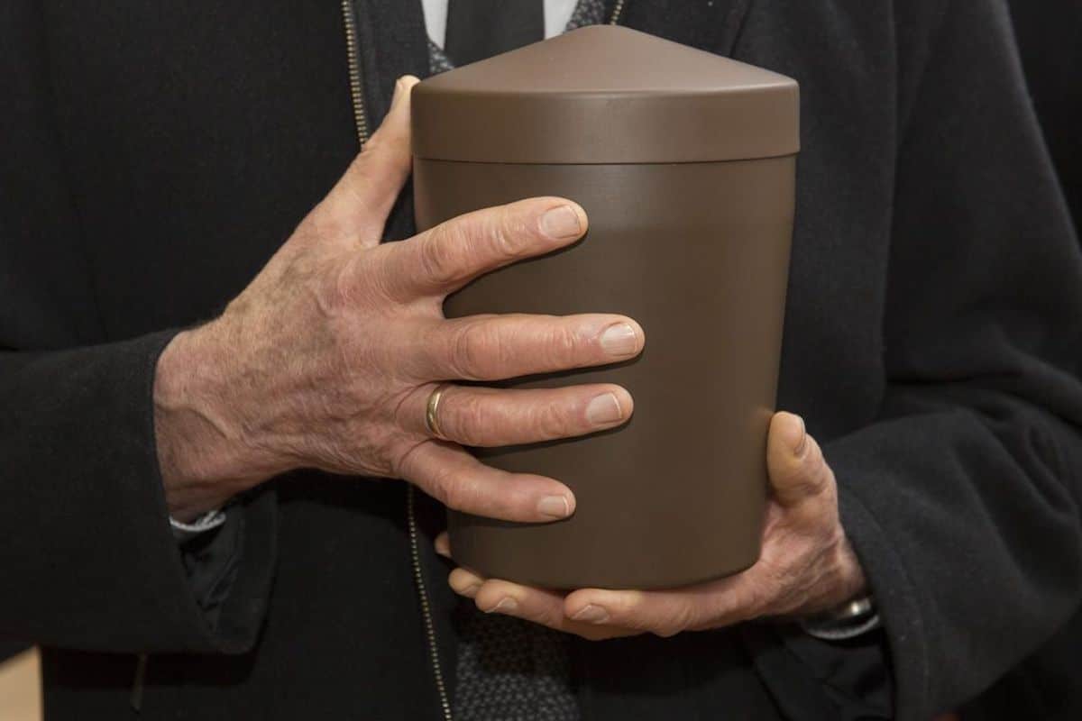 Persona sosteniendo una urna con cenizas de difunto / Foto: Especial