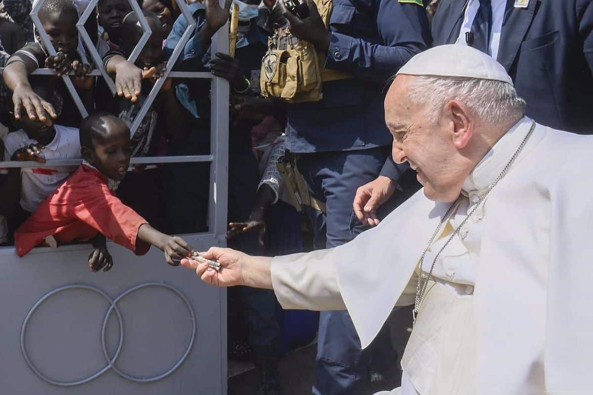 Niño da limosna al Papa Francisco en Sudán del Sur / Foto: Andrea Tornielli