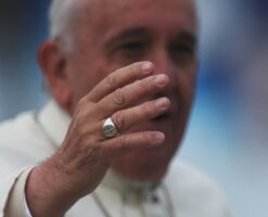 ¿Cómo cambiar el mundo? El Papa Francisco lo explica con los dedos