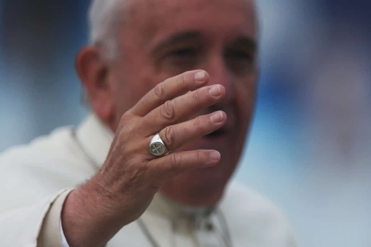 El Papa Francisco mostrando su mano con el anillo del pescador / Foto: Especial