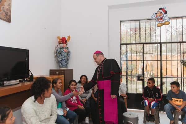 Migrantes con Mons Francisco Javier Acero
