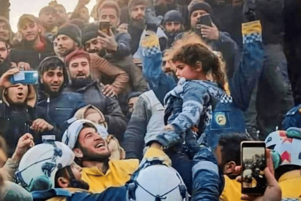 ¡Un verdadero milagro! Familia completa es rescatada de los escombros en Siria