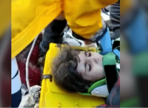 ¡Dios es grande! Gritan al rescatar a niña después de 178 horas bajo los escombros