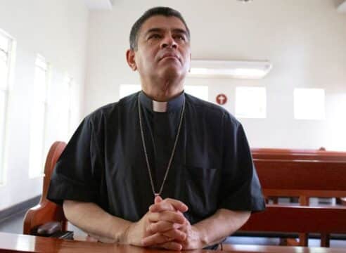 El obispo nicaragüense Rolando Álvarez va a la cárcel por rechazar el exilio