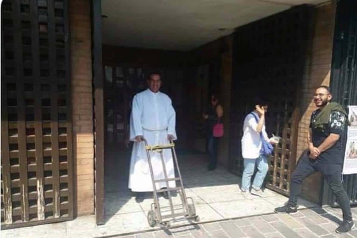 El sacerdote Roberto Funes sacando un diablo de su parroquia /Foto: Especial