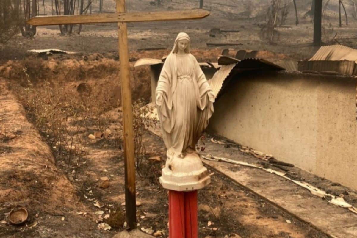 Imagen de la Virgen María sin daños ante incendios. Foto: Mons. Fernando Chomali.