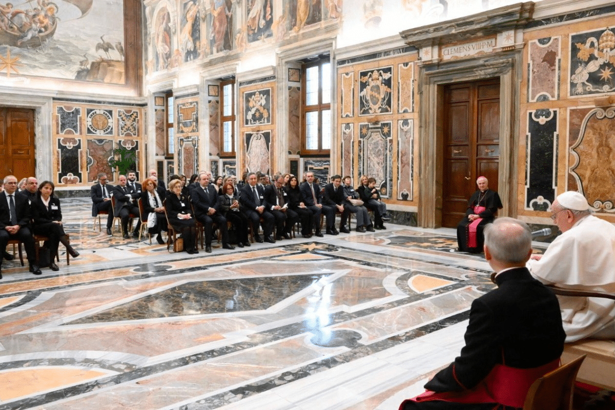 El Papa Francisco en la Sala Clementina del Vaticano. Foto Vatican News.