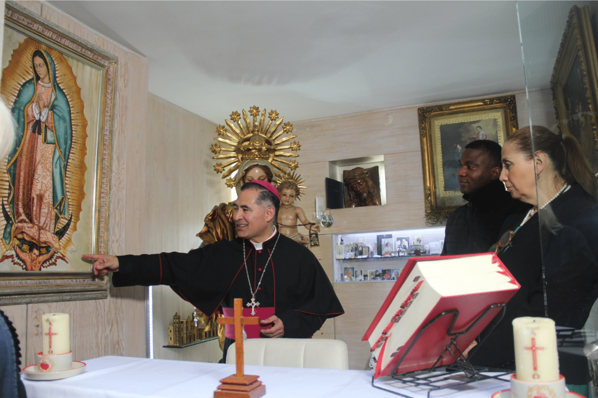 Mons. Carlos E. Samaniego señala el lugar donde aparece la mancha en la Virgen. Foto Alfredo Márquez