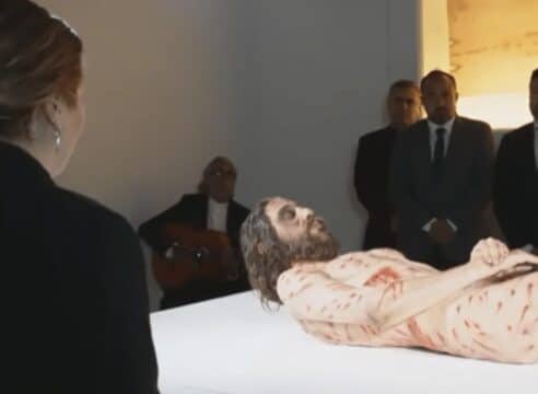Artista llora al cantar ante el cuerpo hiperrealista de Jesucristo