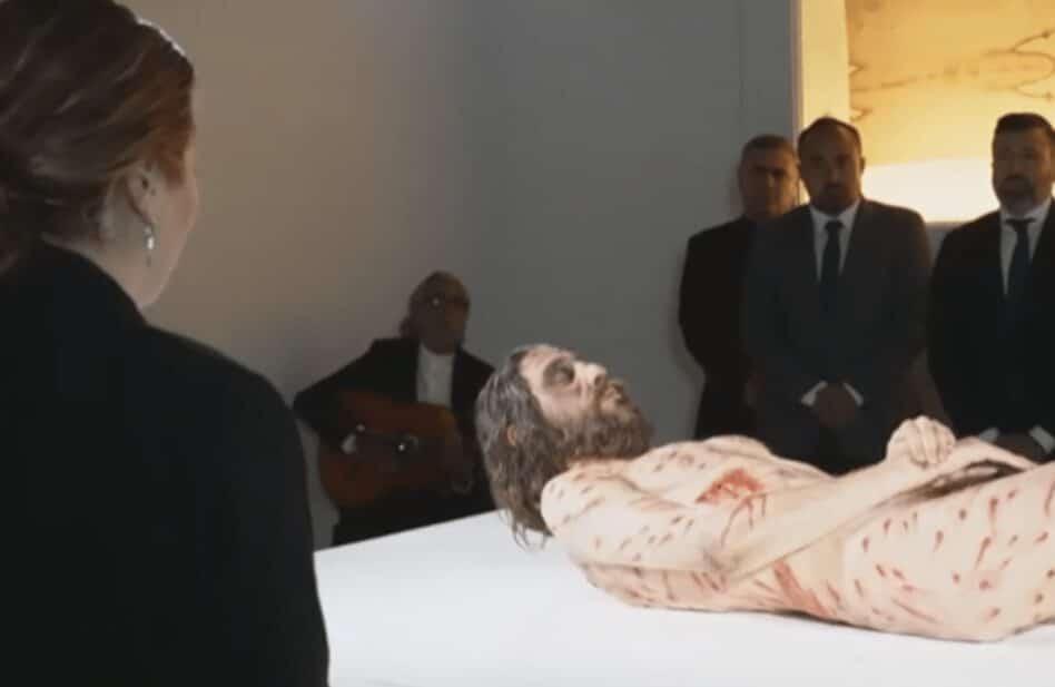 Artista llora al cantar ante el cuerpo hiperrealista de Jesucristo