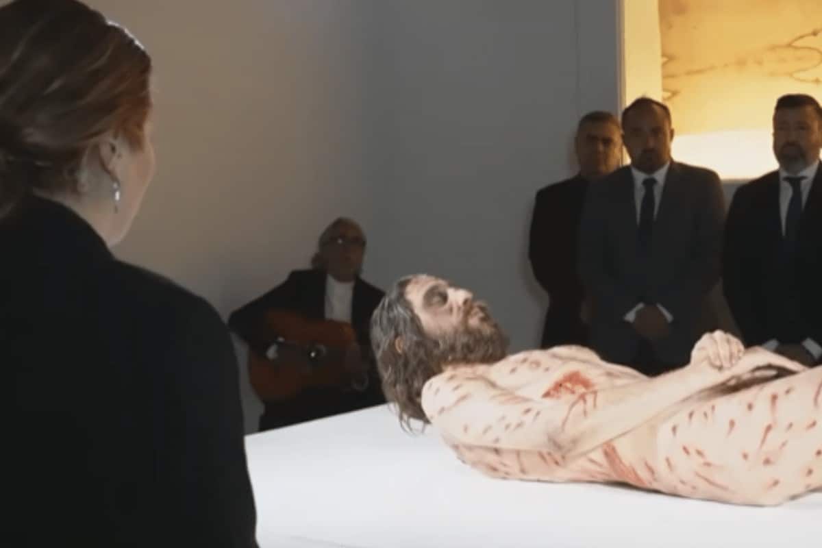 Artista llora al cantar ante el cuerpo hiperrealista de Jesucristo