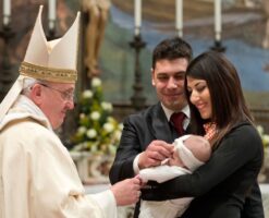 ¿Es cierto que la Iglesia Católica eliminó a los padrinos de Bautismo?