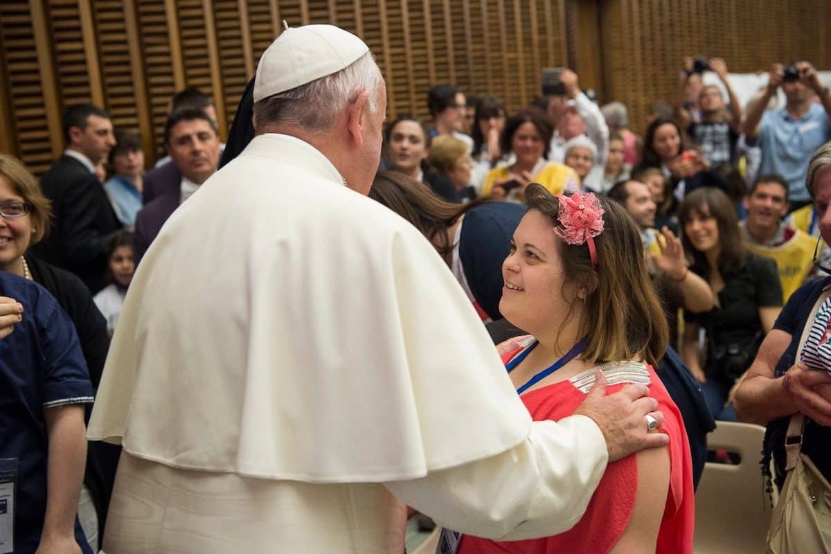 El Papa Francisco conviviendo con una niña con síndrome de Down / Fuente: Vatican News