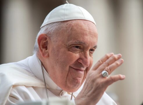 El Papa podría salir mañana del hospital; anoche cenó pizza con los doctores