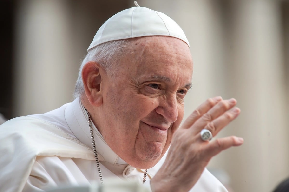 El Papa podría salir mañana del hospital; anoche cenó pizza con los doctores